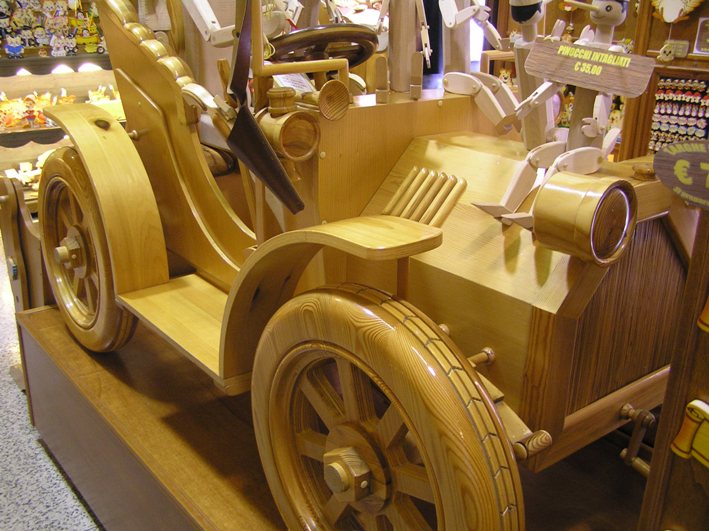 modellino automobile in legno